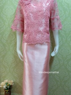 ชุดผ้าไหม แต่งด้วยลูกไม้ฝรั่งเศสทั้งตัว กระโปรงยาวอัดผ้ากาวทั้งตัว แขนสามส่วน สวยมาก เสื้อ+กระโปรงยาว สีชมพู เบอร 42