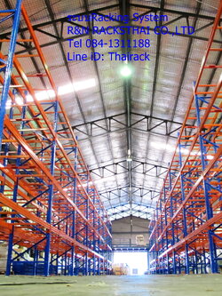 ชั้นเก็บสินค้ามือสองวางในโกดัง