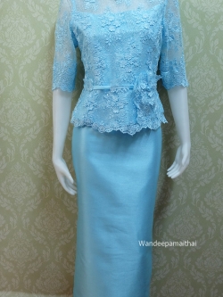 ชุดผ้าไหมอิตาลี อัดผ้ากาวทั้งตัว แต่งด้วยลูกไม้ฝรั่งเศสทั้งด้านหน้าและด้านหลัง แขนสามส่วน สีฟ้า เสื้อ+กระโปรงยาว เบอร์ 36