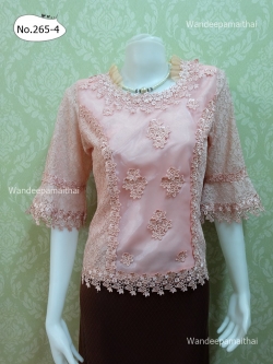 เสื้อลูกไม้ แขนสามส่วน คอระบายผ้าแก้ว ด้านหน้าแต่งผ้าแก้ว สีอมชมพู อกเสื้อ 54 นิ้ว