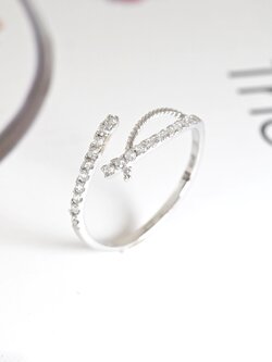 Sweet Ribbon Diamond Ring (ribbon) แหวนเพชร Free-form ที่ได้รับแรงบันดาลใจมาจากความพริ้วอันแสนอ่อนหวานของริบบิ้น ใส่แล้วรับรองคิ้วท์สุดๆค่ะ 💕