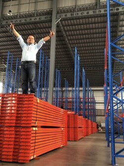 ชั้นวางของมือสอง วางในโกดังในคลังสินค้า