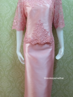 ชุดผ้าไหมอิตาลี อัดผ้ากาวทั้งตัว แต่งด้วยลูกไม้ฝรั่งเศสด้านหน้าและด้านหลัง แขนสามส่วน เสื้อ+กระโปรงยาว สีโอรสชมพู เบอร 40