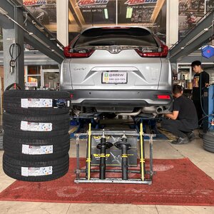 HONDA CRV GEN5 เข้ารับบริการเปลี่ยนโช้คอัพใช้งานประจำวัน ต้องการนุ่ม หนึบ พร้อมเปลี่ยนยางรถยนต์พรีเมี่ยม นุ่มเงียบ โทร. 08-6569-1915
