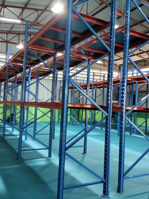 ชั้นวางสินค้าในโกดังมือสอง