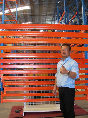 ชั้นวางของวางในโกดังในโรงงานใหม่และมือสอง