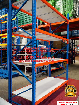 ชั้นเก็บสินค้าในคลังสินค้าแบบปูพื้นไม้อัดขาว