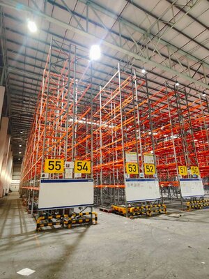 Selective rack ของเชฟเฟอร์ มาเล ขนาด ลึก 1.05m ยาว2.7m สูง 9.3m รับน้ำหนักได้ชั้นละ 2000 kg