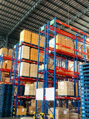 ชั้นวางของชั้นวางสินค้าในคลังสินค้ามือสอง