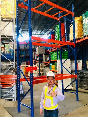 ชั้นเก็บสินค้าในคลังสินค้ามือสองคุณภาพดี