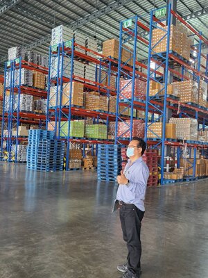 ชั้นวางของชั้นวางสินค้าในโกดังมือสอง คุณภาพดีสภาพเหมือนใหม่