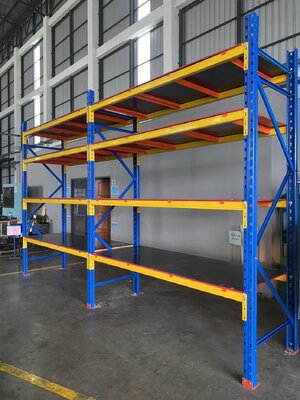 ติดตั้งชั้นวางสินค้าในโรงงานอุตสาหกรรมในโกดังในคลังสินค้าขนาดใหญ่ทุกชนิด สินค้าใหม่และมือสองคุณภาพดี