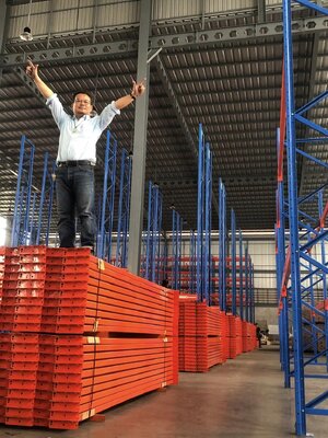 ชั้นวางของมือสอง วางในโกดังในคลังสินค้า