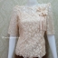 เสื้อลูกไม้ฝรั่งเศส สอดผ้าไหมแท้ ลายใบไม้ อกแต่งดอกไม้ แขนสามส่วน เบอร์ M สีไข่