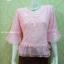 เสื้อลูกไม้ คอวี แขนระบายผ้าแก้ว ชายระบายผ้าแก้ว สีชมพู เบอร์ M